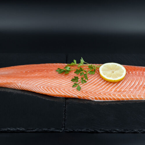 Original und Geraeucherte Lachsseite mit Zitrone 1920x1280 - SWISS LACHS Alpiner Lachs