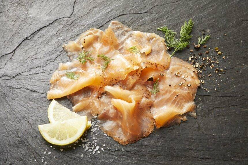geraeuacherter-lachs_mit-zitrone-and-pfeffer_100g_galerie