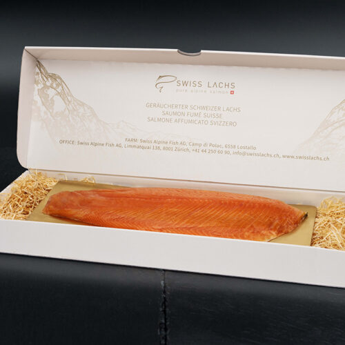 Geräucherte Lachsseite in einer Geschenkbox